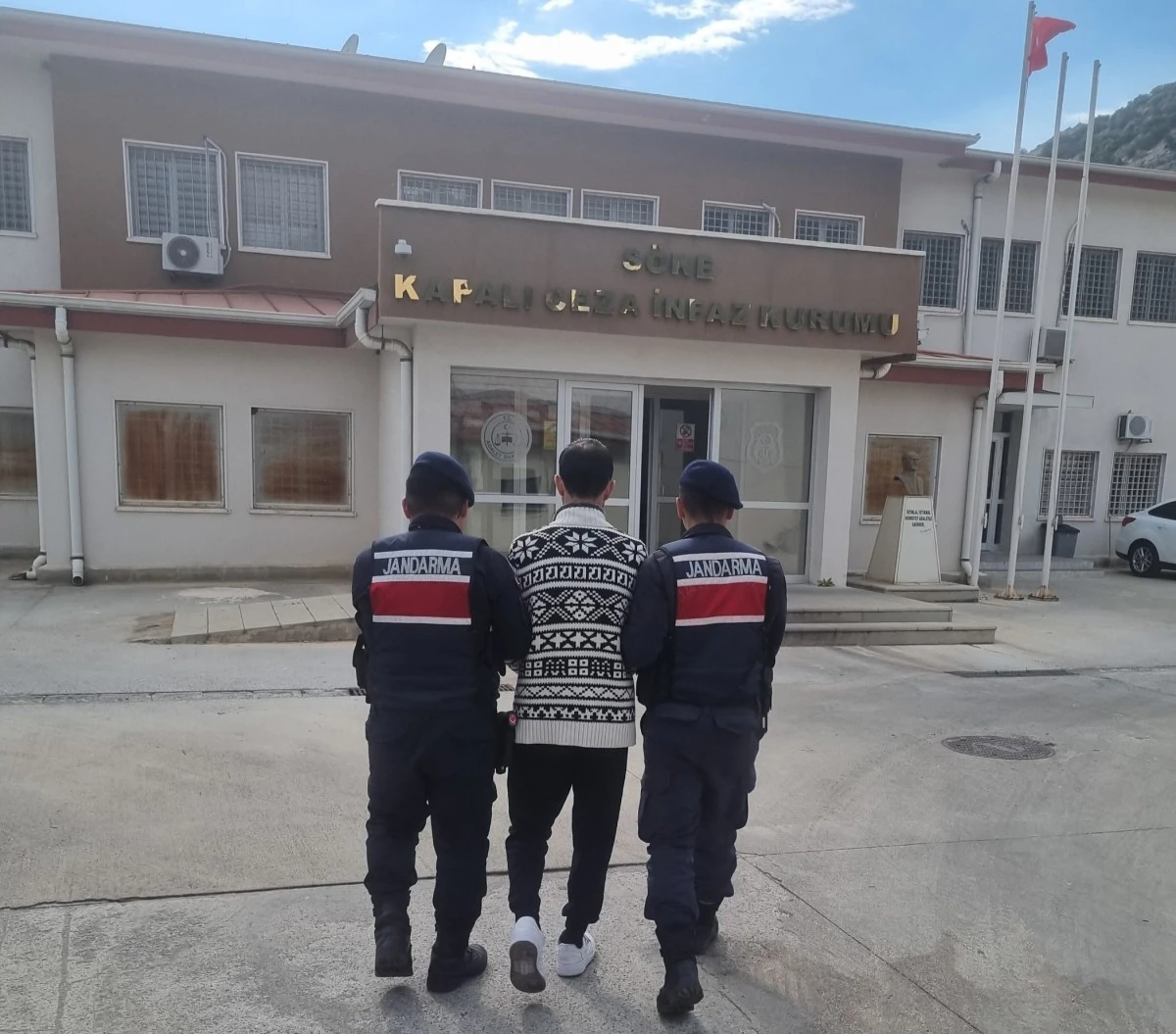 Dolandırıcılık suçundan aranan şahıs Kuşadası’nda yakalandı