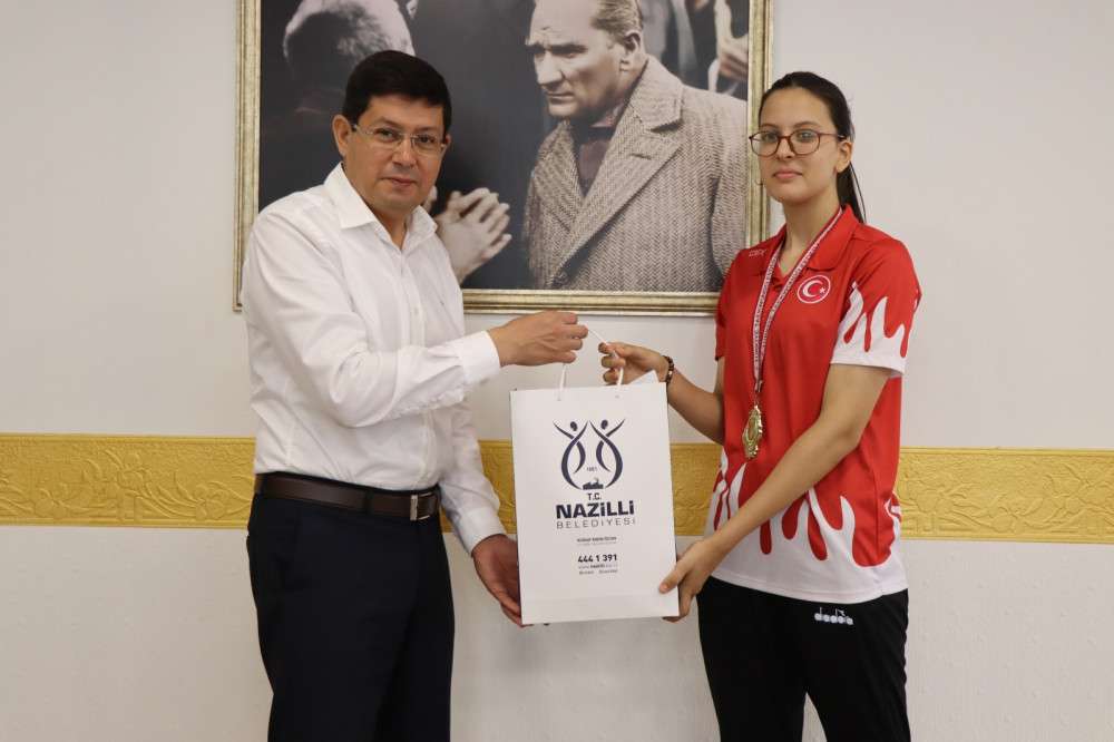 Nazilli’nin şampiyon kızı Başkan Özcan'a teşekkür etti 
